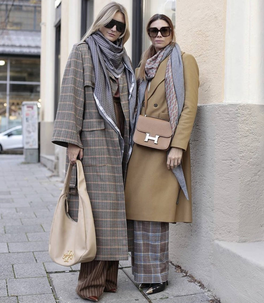 Las prendas efecto cuero, los estampados de cuadros, los trajes masculinos, las camisas blancas en todas sus versiones, los 'maxi' abrigos, las gabardinas, las cazadoras, las sudaderas, el chándal monocolor, los flecos, las chorreras, los volantes, las botas de estilo militar, las corbatas o los lazos en 'modo pajarita' serán las tendencias predominantes de un otoño marcado por la comodidad, el minimalismo y la extrema sobriedad