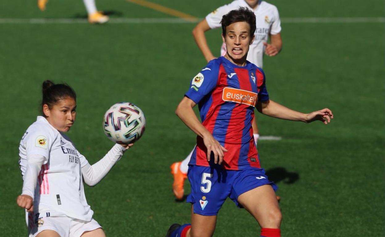 La armera Esti Azpizurua encima a una madridista.