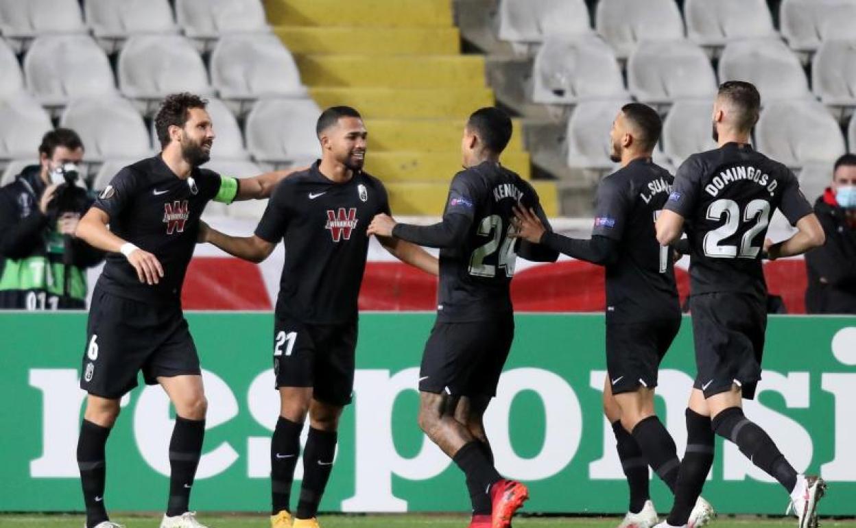 Jugadores del Granada celebran un gol el pasado jueves en Chipre.