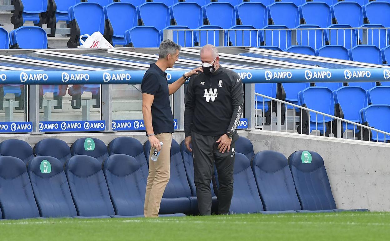 Imanol saluda a Juan Carlos Fernández, técnico del Granada. 