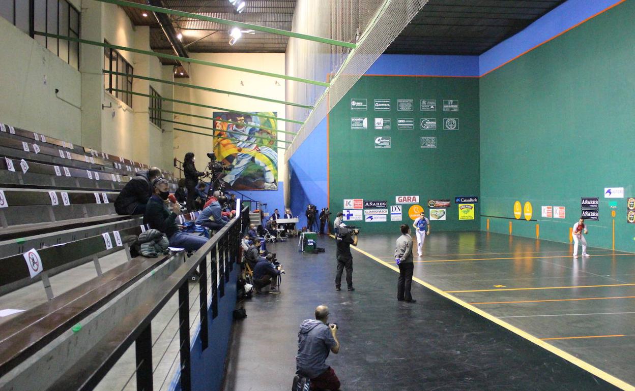 Agirre, de azul y que pasa a cuartos del Manomanista, se dispone a sacar ante Oinatz Bengoetxea, en unfrontón de Amurrio sin público. 