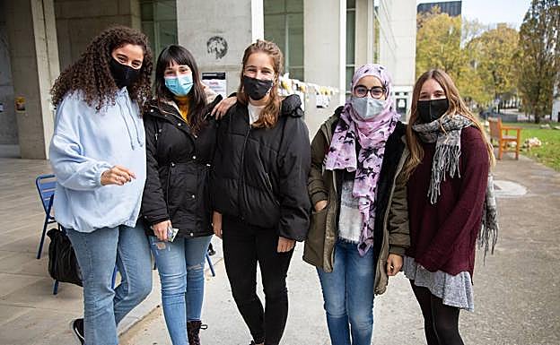 Ikhlas, Olaia, Andrea, Asma y Tania posan en el campus universitario de la UPV/EHU en Donostia. 