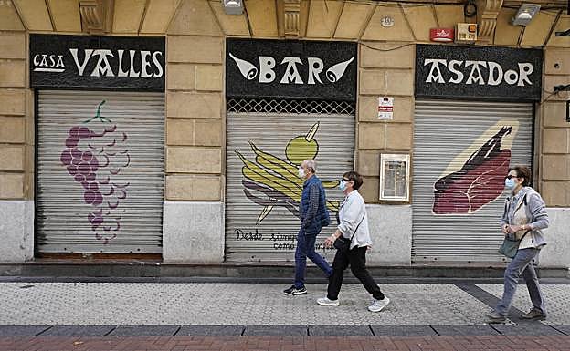 Euskadi entra en unos días decisivos para testar si el cierre de bares frena el virus 