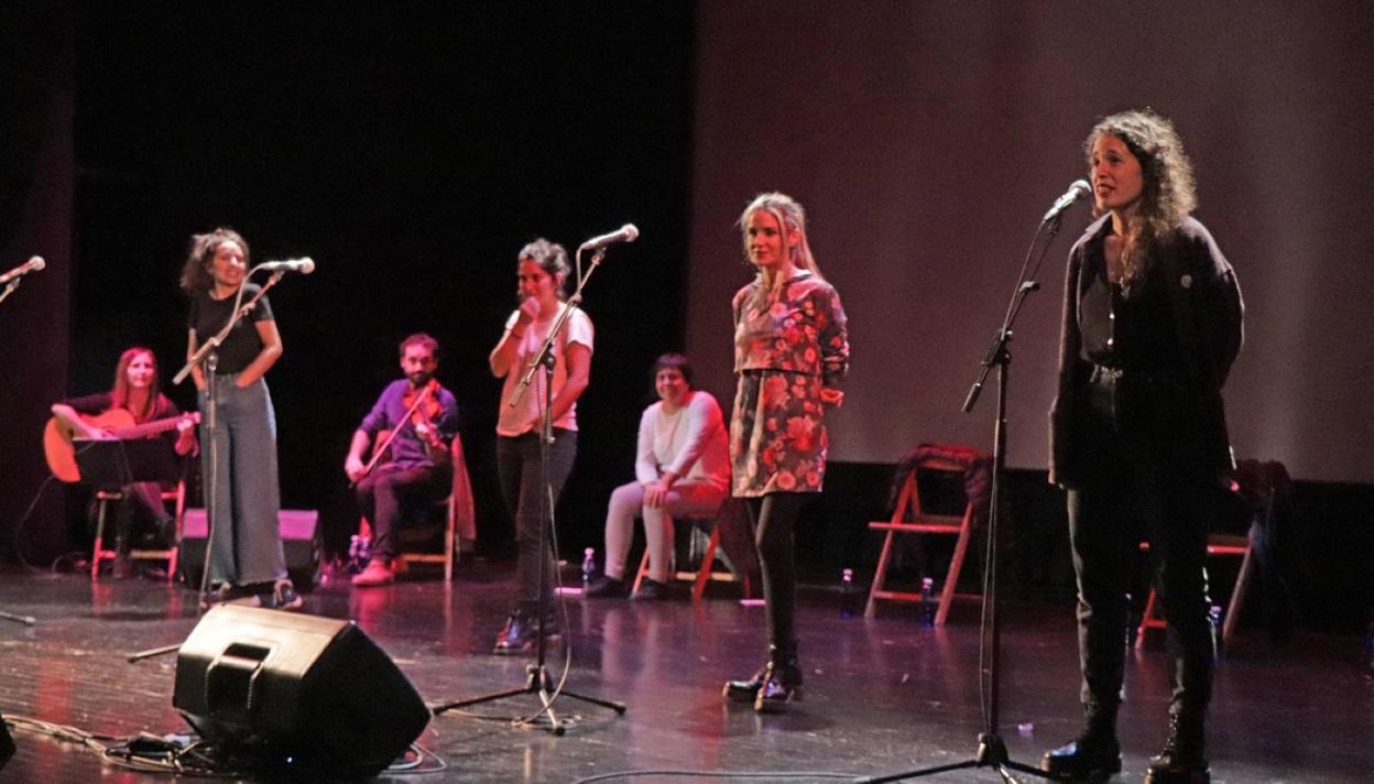 Ane Labaka, Miren Amuriza, Miren Artetxe eta Alaia Martin bertsotan aritu ziren jendaurrean. 