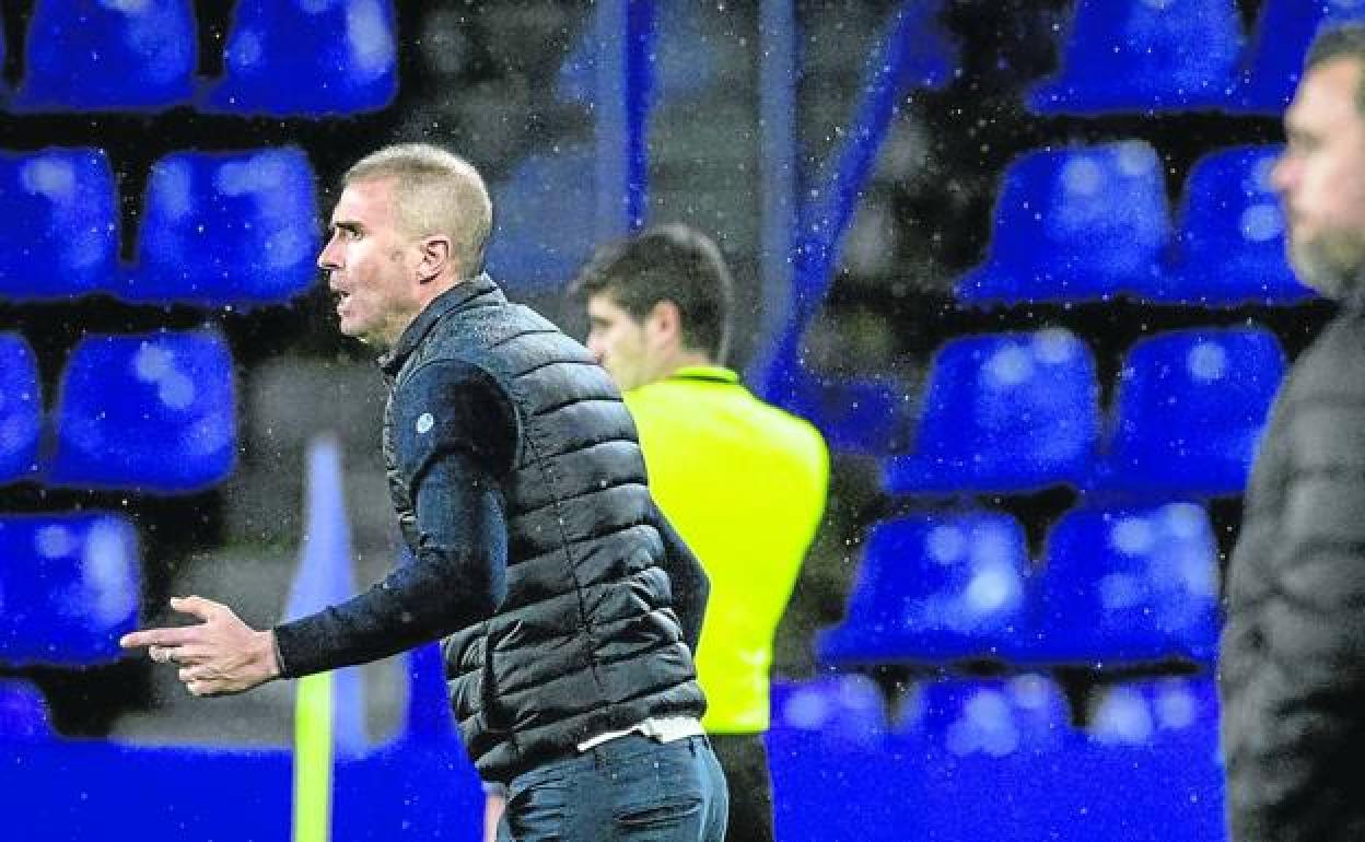 Garitano, con gesto preocupado, da instrucciones a sus jugadores desde la banda de Zorrilla. 