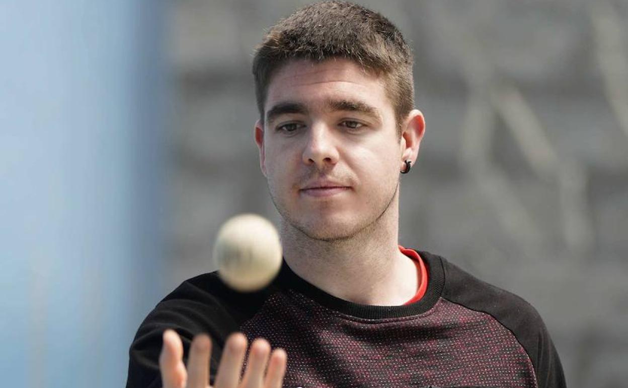 Iker Irribarria juega con una pelota en el frontón de Arama.