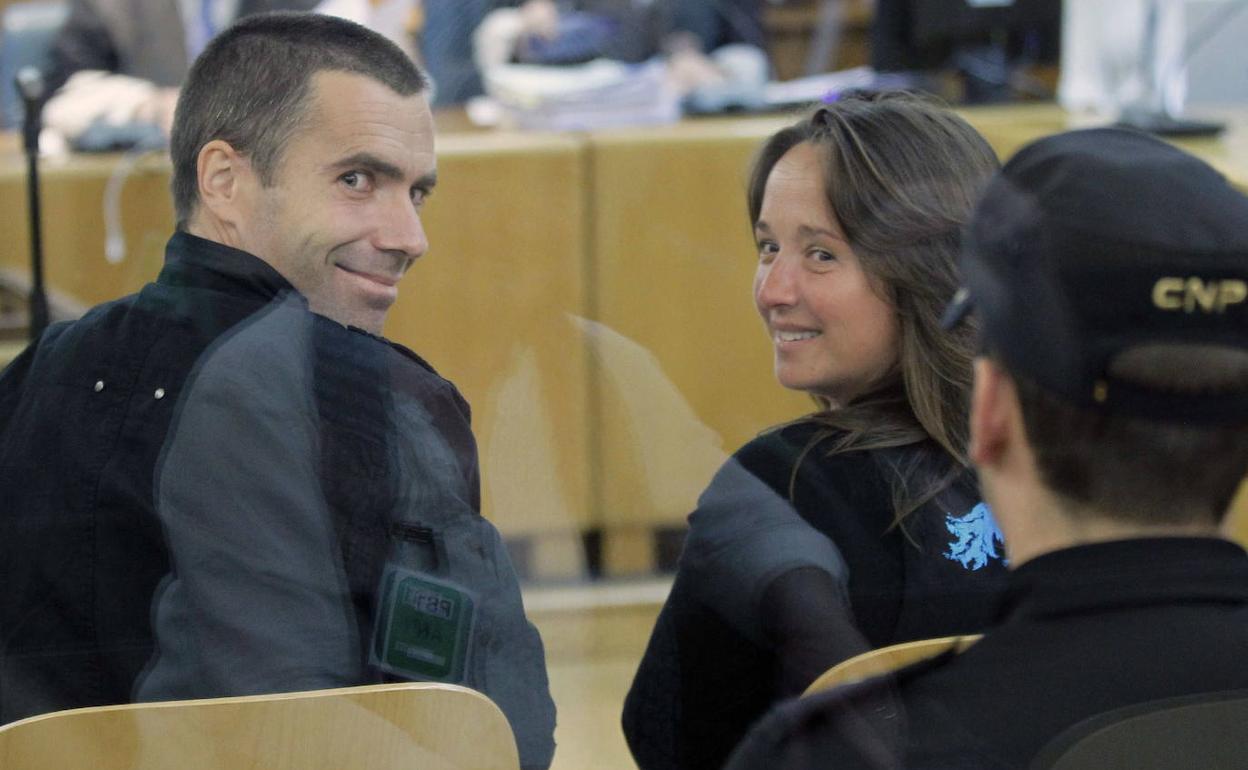 Los dirigentes etarras Ibon Fernández Iradi, 'Susper', y Ainhoa García Montero, 'Laia', durante un juicio en el año 2000.