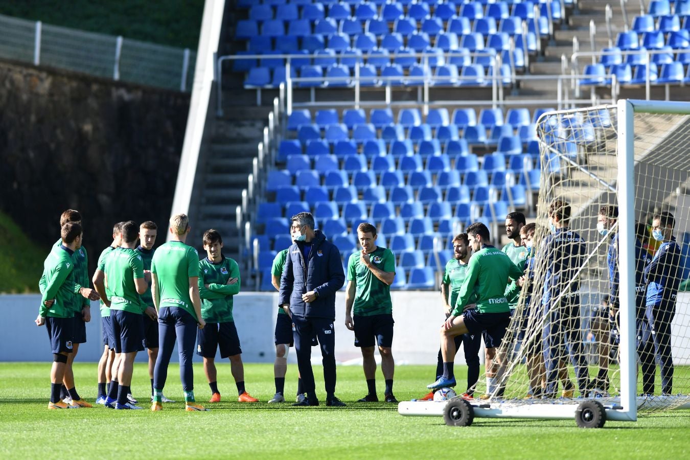 Los jugadores de la Real Sociedad han vuelto a los enrenamientos este miércoles en Zubieta. El susto de la jornada los ha dado Remiro que se ha marchado lesionado