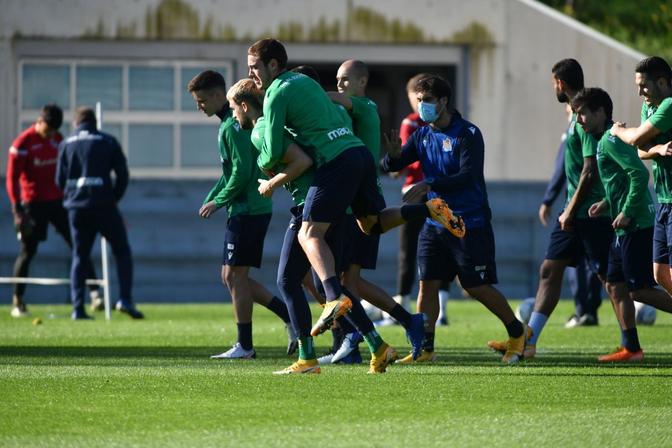 Los jugadores de la Real Sociedad han vuelto a los enrenamientos este miércoles en Zubieta. El susto de la jornada los ha dado Remiro que se ha marchado lesionado