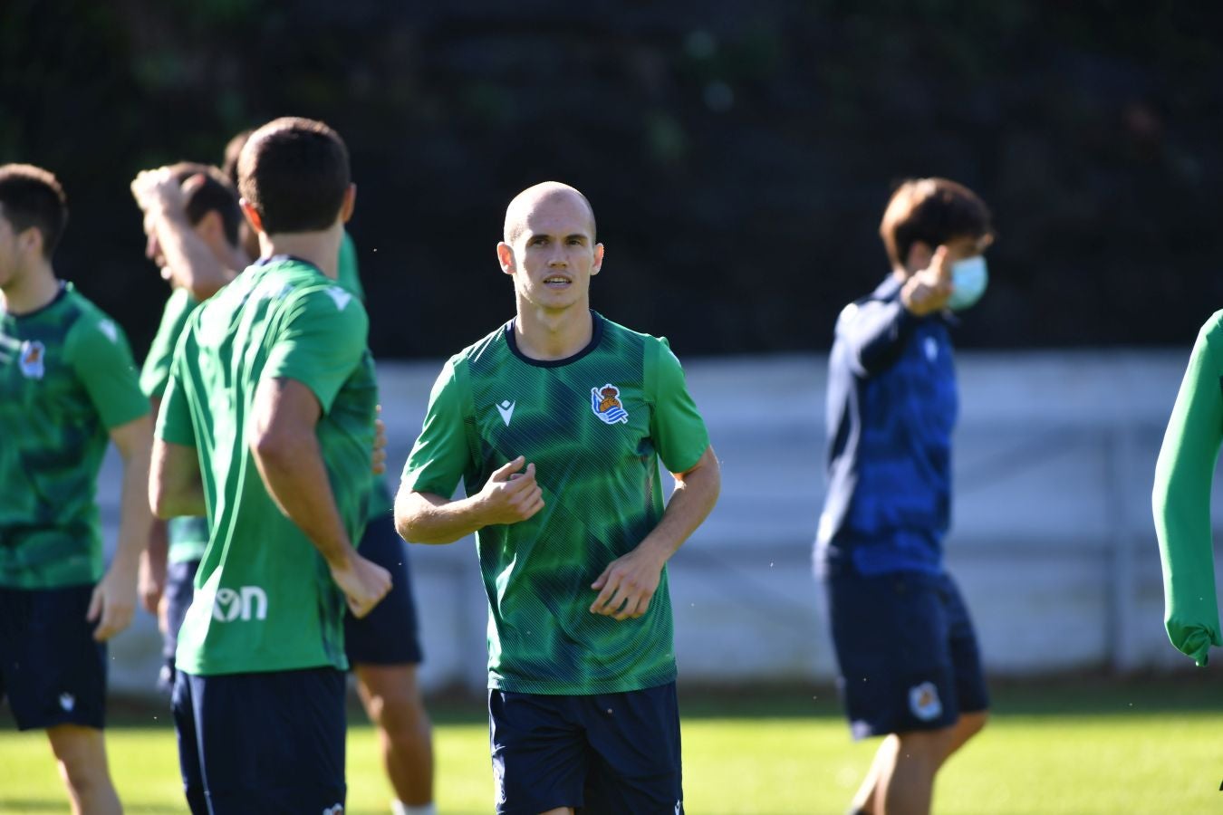 Los jugadores de la Real Sociedad han vuelto a los enrenamientos este miércoles en Zubieta. El susto de la jornada los ha dado Remiro que se ha marchado lesionado
