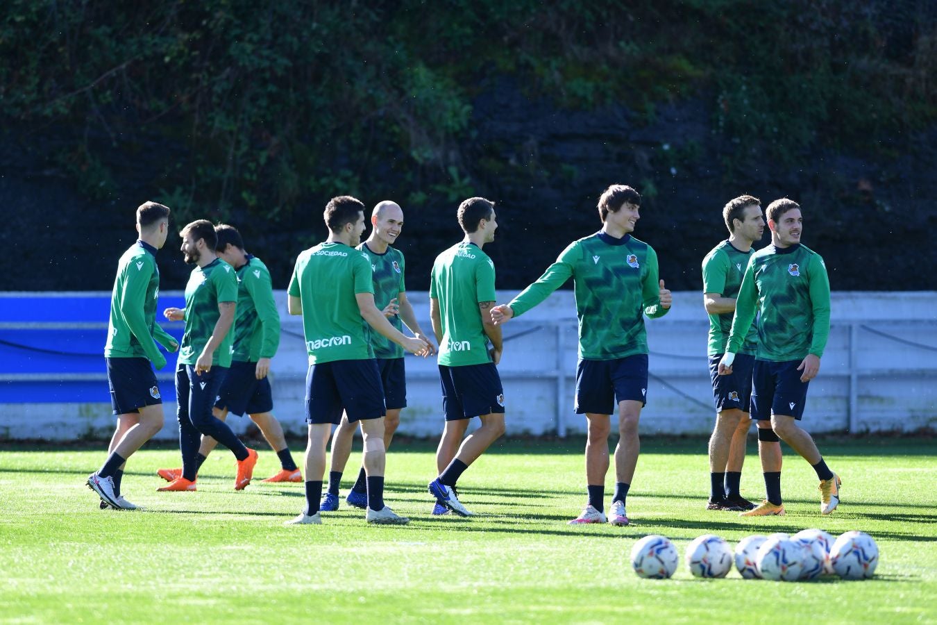 Los jugadores de la Real Sociedad han vuelto a los enrenamientos este miércoles en Zubieta. El susto de la jornada los ha dado Remiro que se ha marchado lesionado