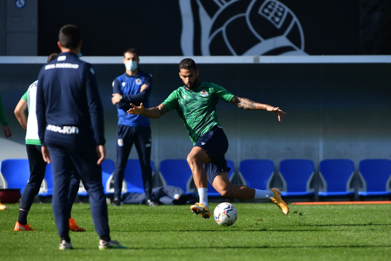 Los jugadores de la Real Sociedad han vuelto a los enrenamientos este miércoles en Zubieta. El susto de la jornada los ha dado Remiro que se ha marchado lesionado