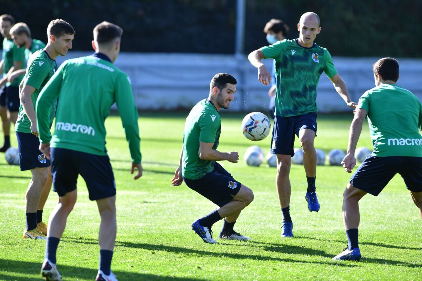 Los jugadores de la Real Sociedad han vuelto a los enrenamientos este miércoles en Zubieta. El susto de la jornada los ha dado Remiro que se ha marchado lesionado