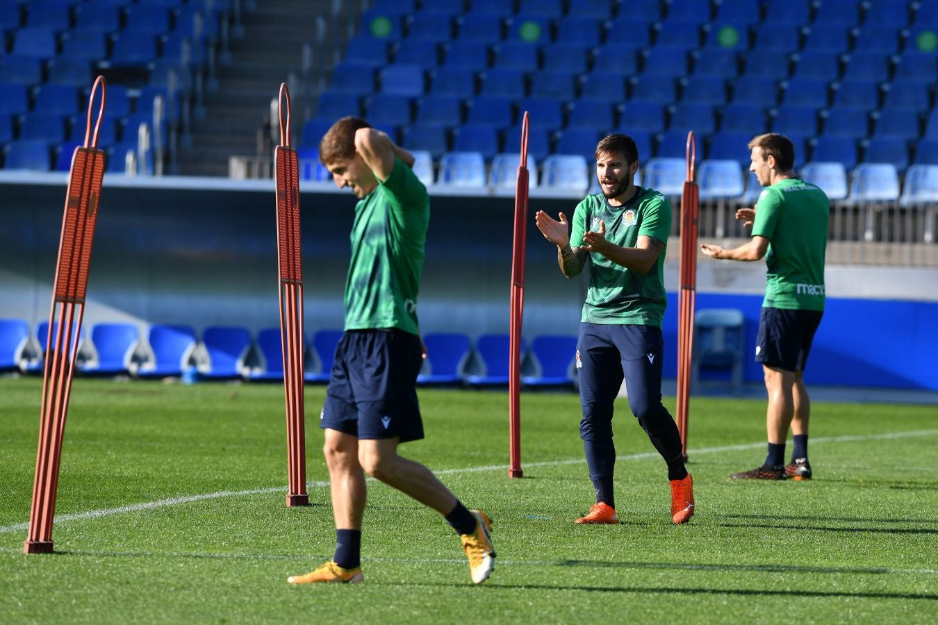 Los jugadores de la Real Sociedad han vuelto a los enrenamientos este miércoles en Zubieta. El susto de la jornada los ha dado Remiro que se ha marchado lesionado
