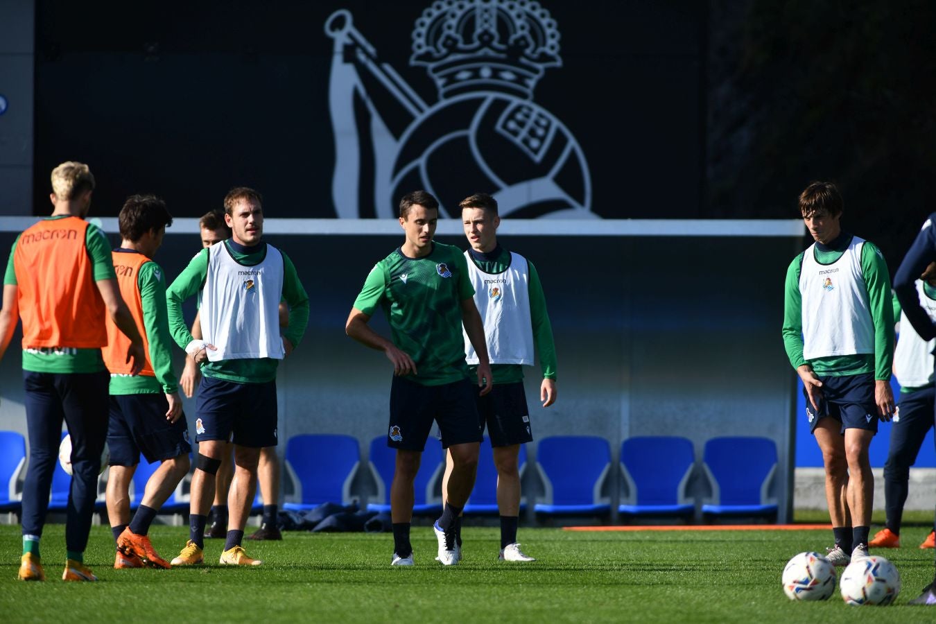 Los jugadores de la Real Sociedad han vuelto a los enrenamientos este miércoles en Zubieta. El susto de la jornada los ha dado Remiro que se ha marchado lesionado