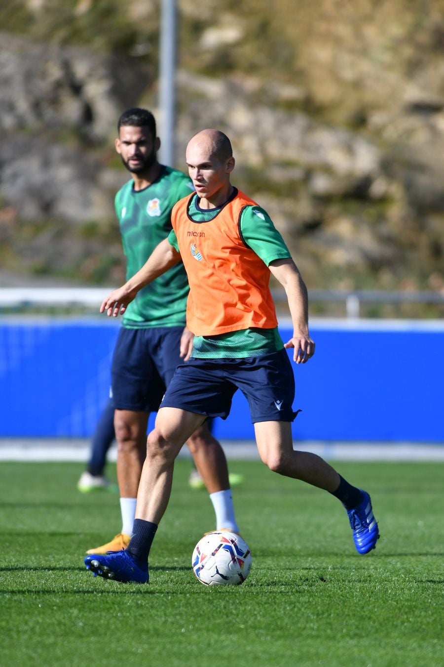 Los jugadores de la Real Sociedad han vuelto a los enrenamientos este miércoles en Zubieta. El susto de la jornada los ha dado Remiro que se ha marchado lesionado