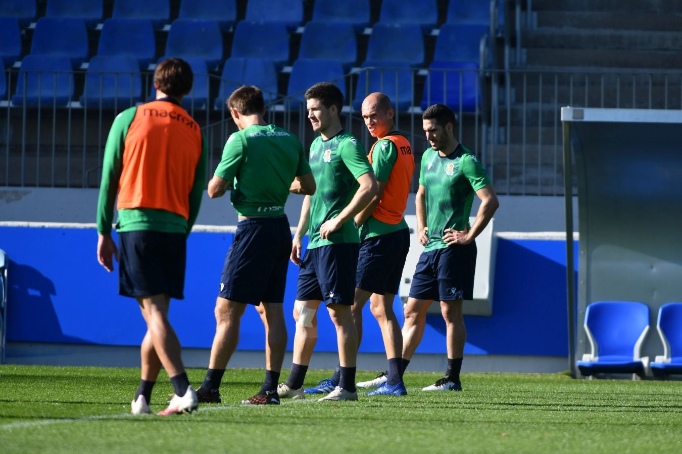 Los jugadores de la Real Sociedad han vuelto a los enrenamientos este miércoles en Zubieta. El susto de la jornada los ha dado Remiro que se ha marchado lesionado
