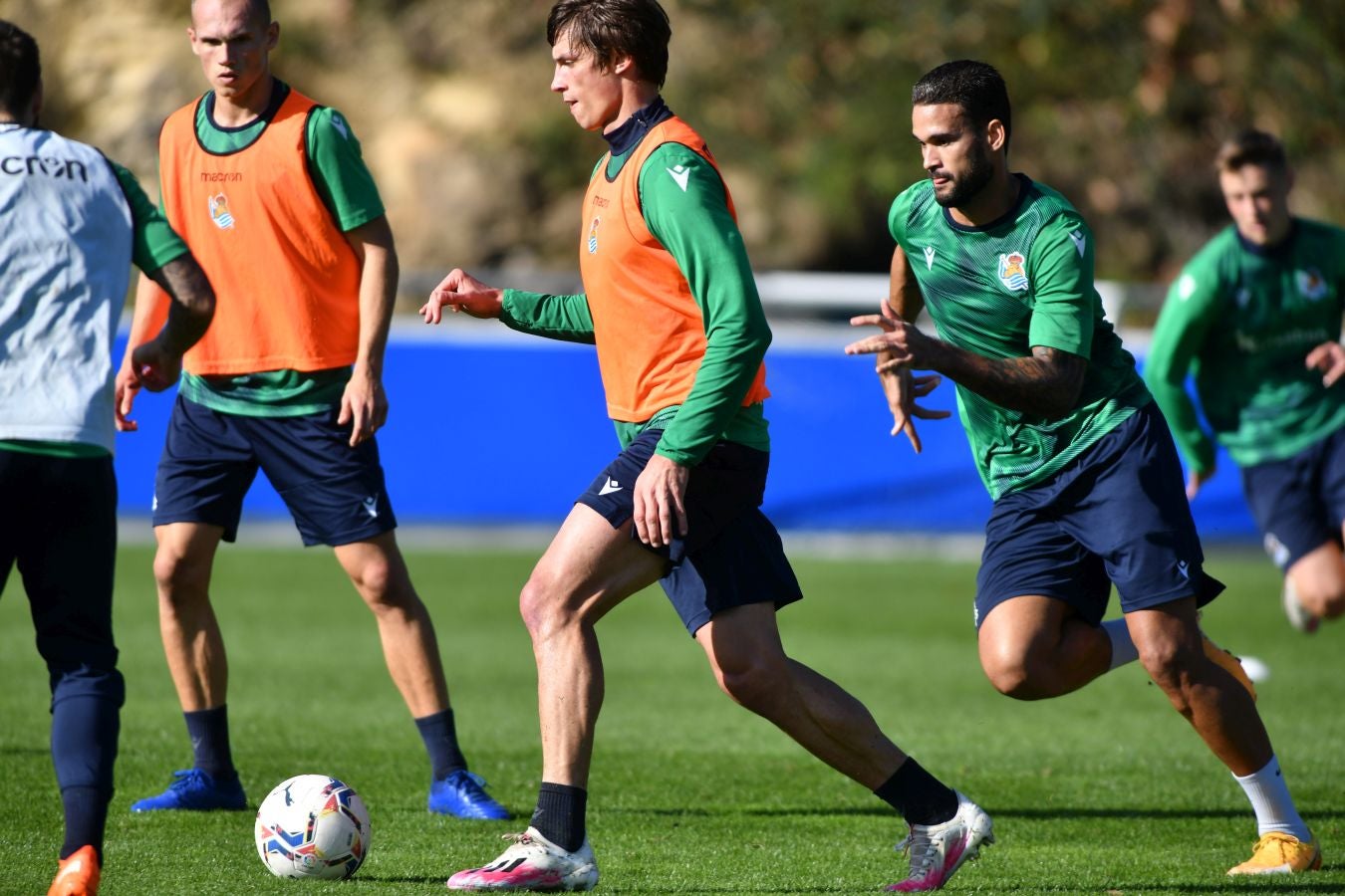 Los jugadores de la Real Sociedad han vuelto a los enrenamientos este miércoles en Zubieta. El susto de la jornada los ha dado Remiro que se ha marchado lesionado