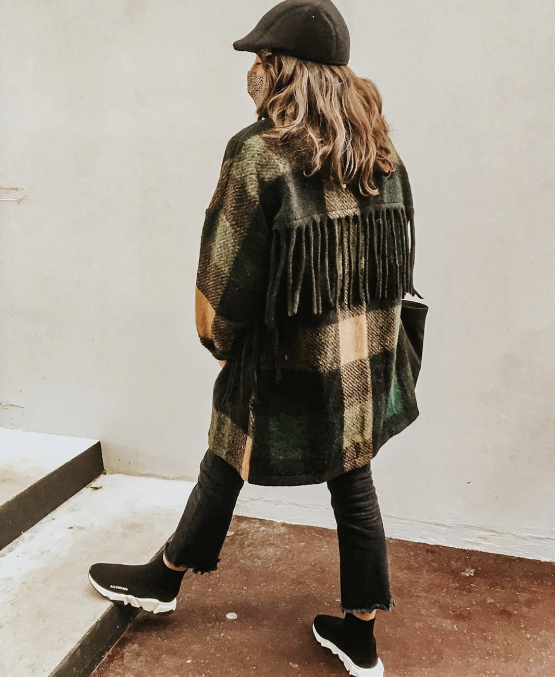 Sobrecamisas de cuadros, jerseys de cuello alto, botas de estilo militar, flecos, prendas de flores, piezas 'navy', el chándal, la gabardina, las sudaderas con y sin capucha, la polipiel en todas sus versiones, 'maxi' abrigos acolchados, blazers 'oversize'... éstas y otras muchas tendencias otoño-invierno las puedes encontrar en los comercios guipuzcoanos