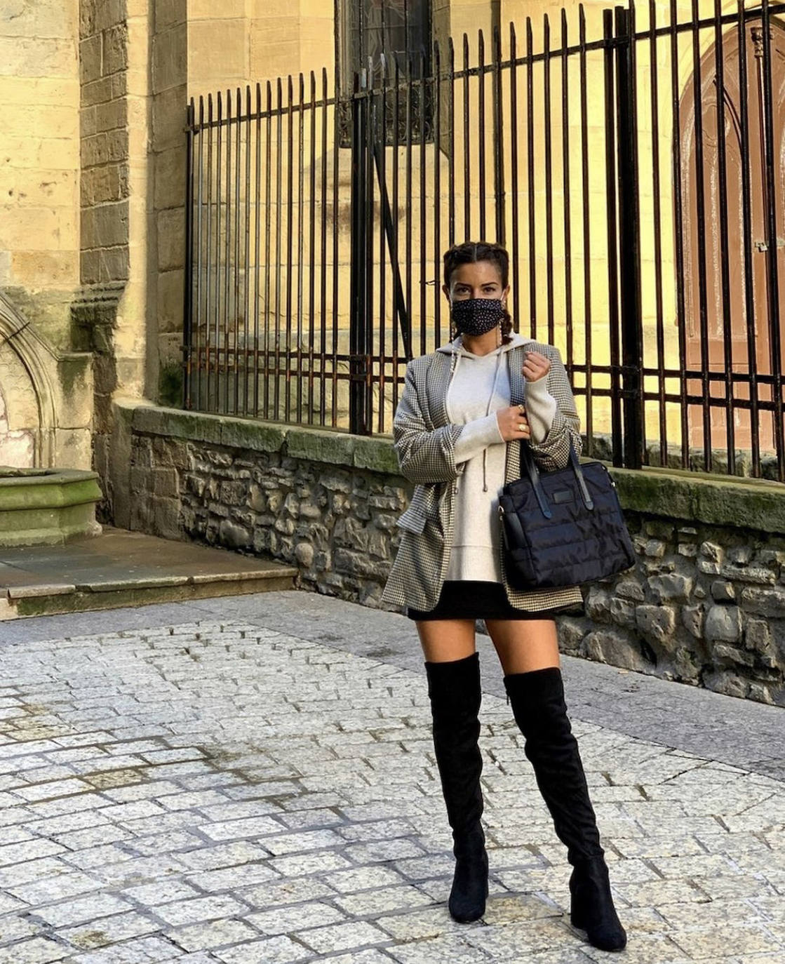 Sobrecamisas de cuadros, jerseys de cuello alto, botas de estilo militar, flecos, prendas de flores, piezas 'navy', el chándal, la gabardina, las sudaderas con y sin capucha, la polipiel en todas sus versiones, 'maxi' abrigos acolchados, blazers 'oversize'... éstas y otras muchas tendencias otoño-invierno las puedes encontrar en los comercios guipuzcoanos