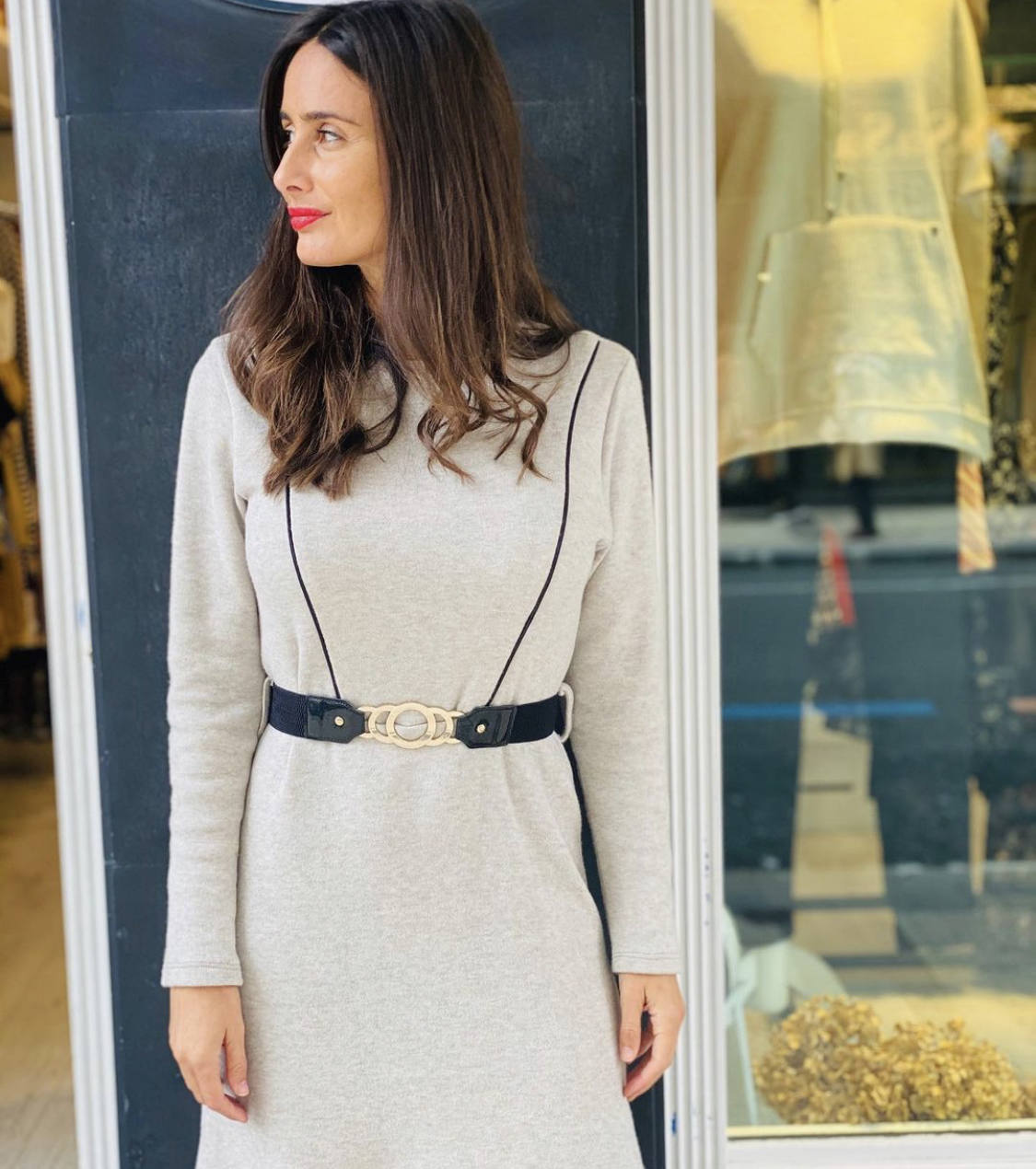 Sobrecamisas de cuadros, jerseys de cuello alto, botas de estilo militar, flecos, prendas de flores, piezas 'navy', el chándal, la gabardina, las sudaderas con y sin capucha, la polipiel en todas sus versiones, 'maxi' abrigos acolchados, blazers 'oversize'... éstas y otras muchas tendencias otoño-invierno las puedes encontrar en los comercios guipuzcoanos