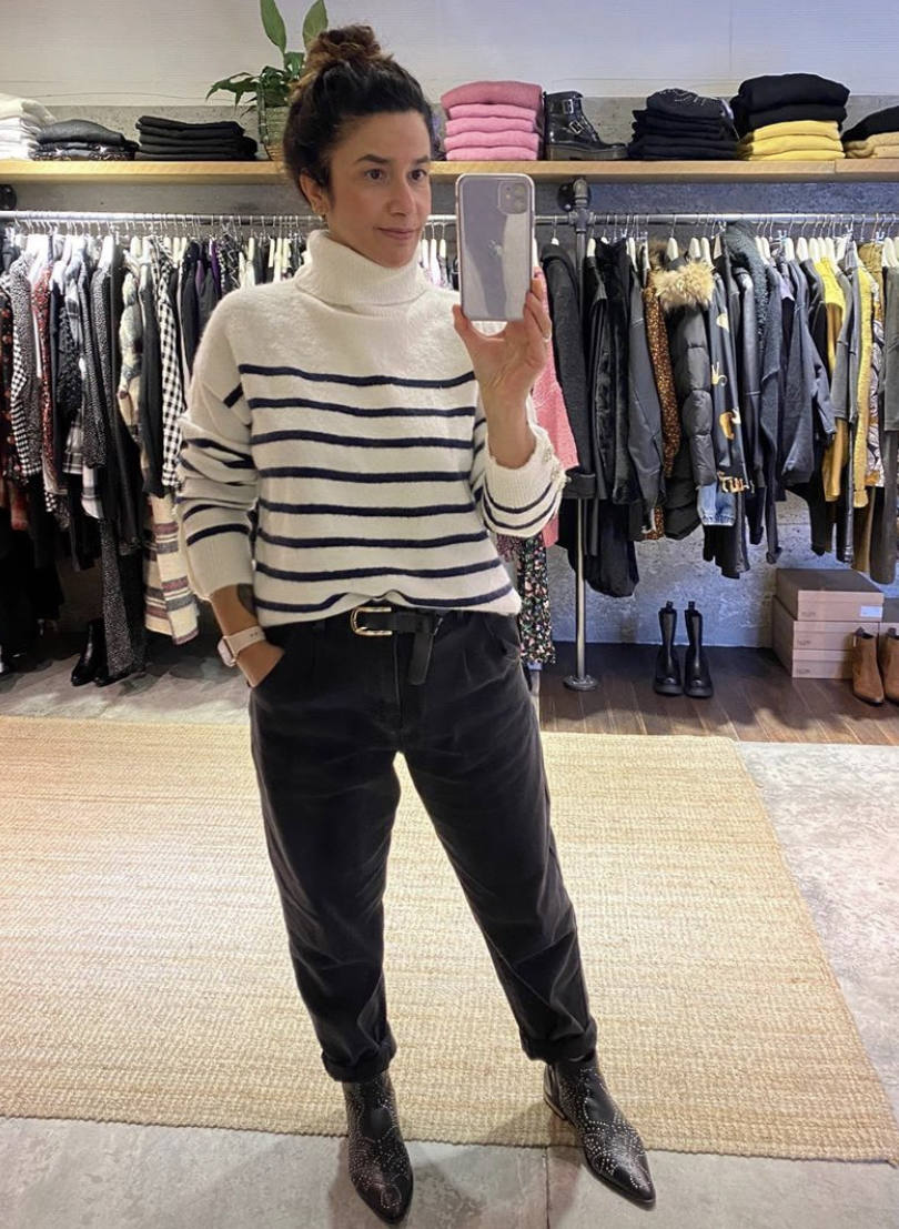 Sobrecamisas de cuadros, jerseys de cuello alto, botas de estilo militar, flecos, prendas de flores, piezas 'navy', el chándal, la gabardina, las sudaderas con y sin capucha, la polipiel en todas sus versiones, 'maxi' abrigos acolchados, blazers 'oversize'... éstas y otras muchas tendencias otoño-invierno las puedes encontrar en los comercios guipuzcoanos