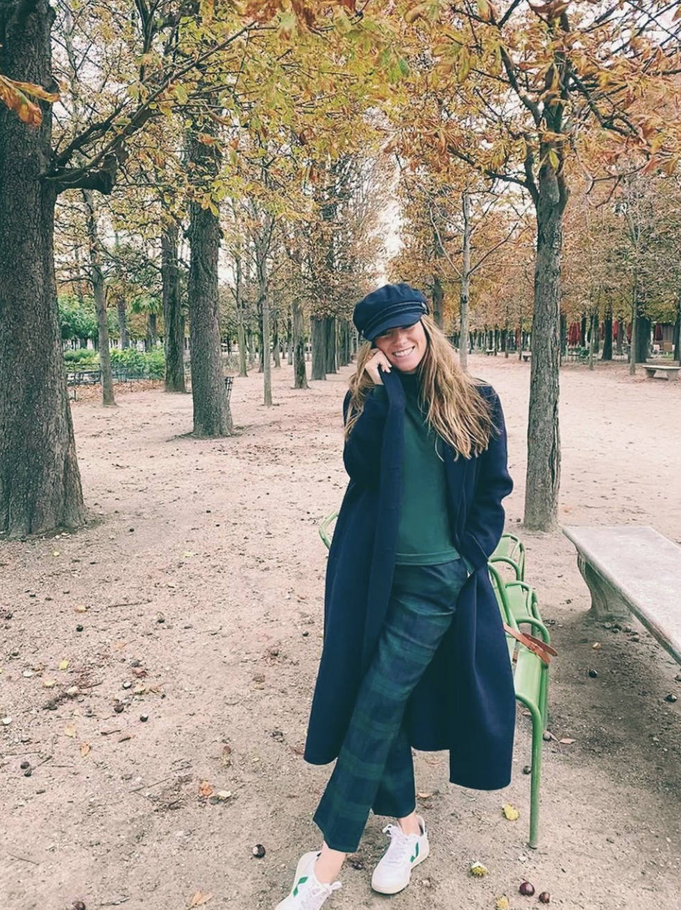 Sobrecamisas de cuadros, jerseys de cuello alto, botas de estilo militar, flecos, prendas de flores, piezas 'navy', el chándal, la gabardina, las sudaderas con y sin capucha, la polipiel en todas sus versiones, 'maxi' abrigos acolchados, blazers 'oversize'... éstas y otras muchas tendencias otoño-invierno las puedes encontrar en los comercios guipuzcoanos