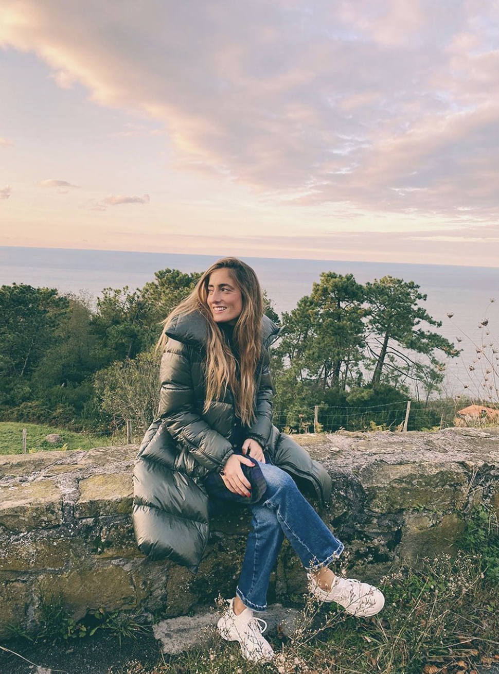 Sobrecamisas de cuadros, jerseys de cuello alto, botas de estilo militar, flecos, prendas de flores, piezas 'navy', el chándal, la gabardina, las sudaderas con y sin capucha, la polipiel en todas sus versiones, 'maxi' abrigos acolchados, blazers 'oversize'... éstas y otras muchas tendencias otoño-invierno las puedes encontrar en los comercios guipuzcoanos