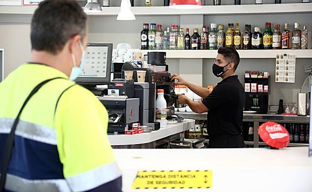 El café y el pintxo, en el bar del 'restop'