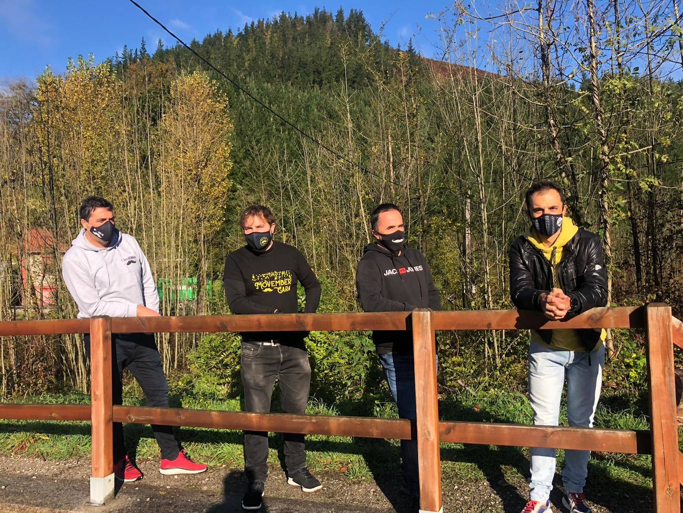 Imagen principal - Arriba, los representantes de Arrasate, Antzuola, Bergara y Oñati de Movember Debagoiena. El merchandising solidario de Goierri Moherri y Kike Biguri.