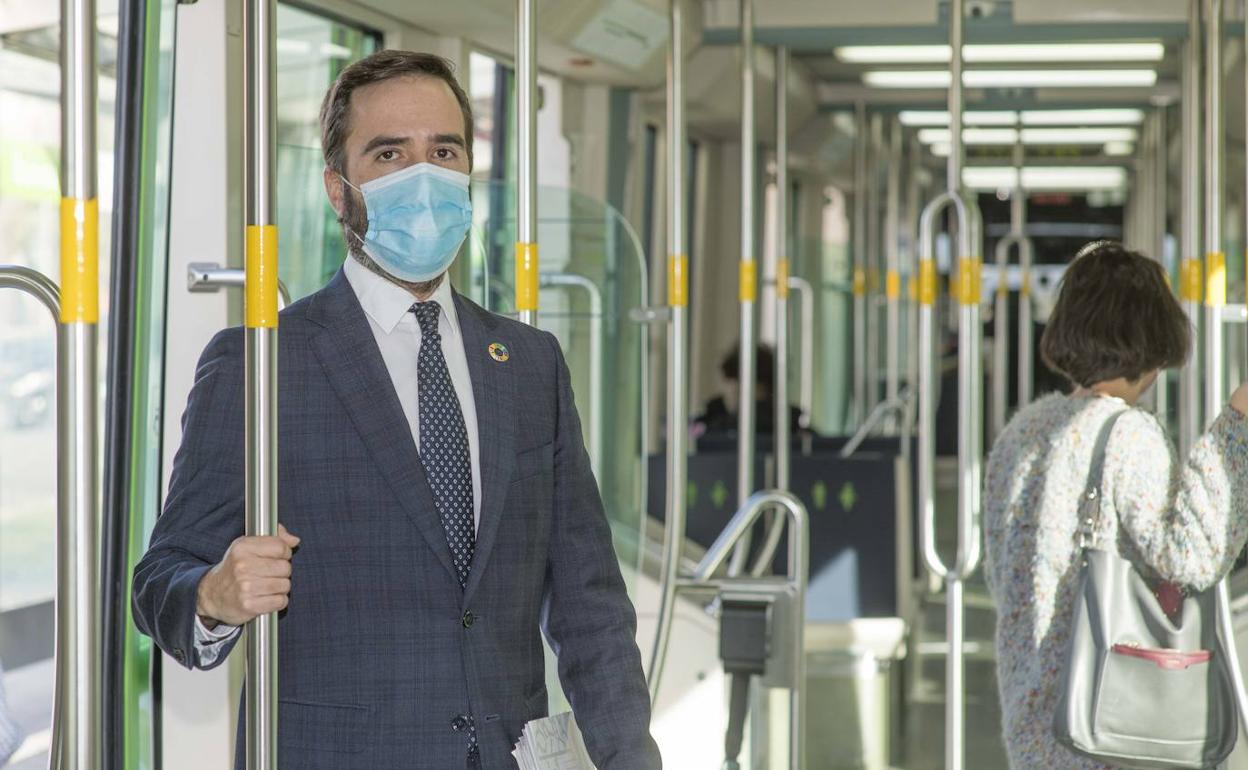 Javier Hurtado, consejero de Turismo, Comercio y Consumo del Gobierno Vasco, en el tranvía de Vitoria.