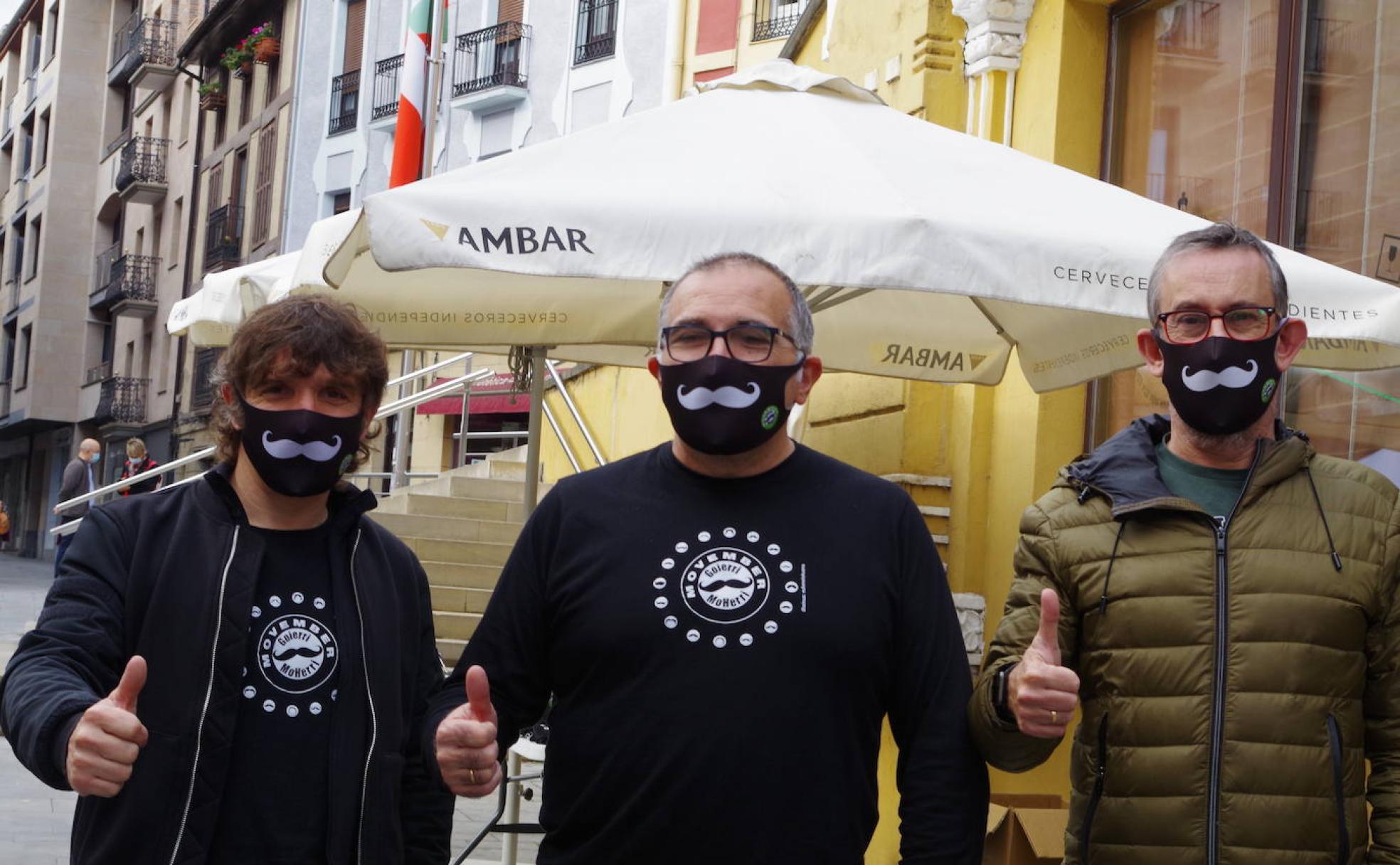 Tres miemrbros del movimiento Movember de Beasain, con las mascarillas y camisetas solidarias de la agrupación comarcal Movember Goierri Moherri.