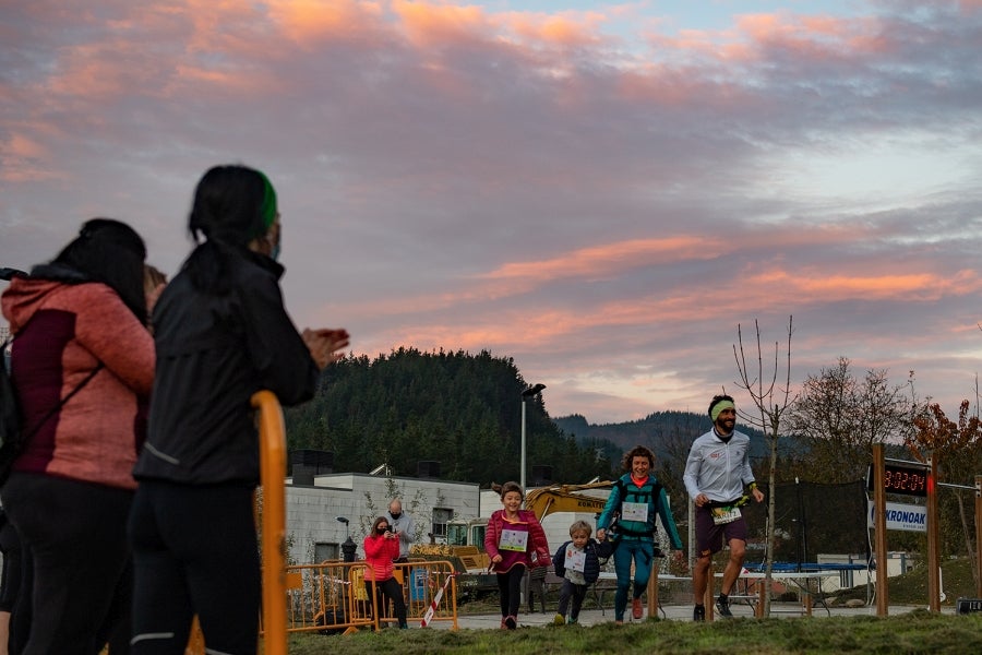 El objetivo del corredor era subir y bajar al monte Izazpi (973 m.) desde la plaza de Ezkio sin detenerse. Egea ha logrado completar 7 veces esa distancia. 