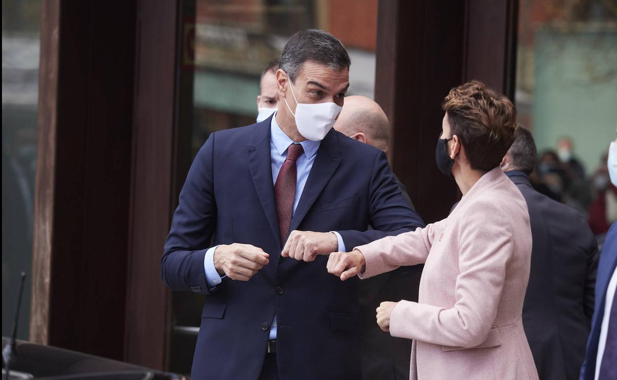 El presidente del Gobierno central, Pedro Sánchez, y la presidenta de Navarra, María Chivite, ayer durante la presentación del plan 'España Puede'. 