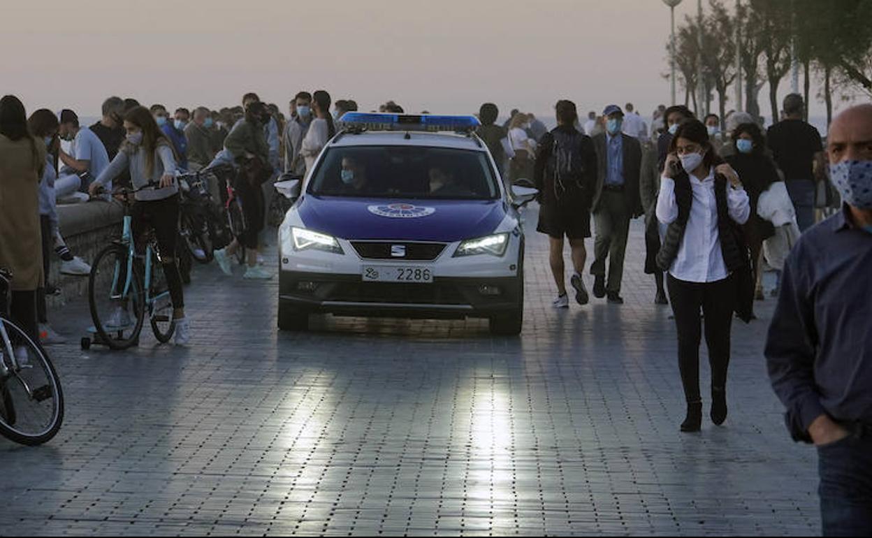 Una patrulla de la Ertzaintza recorre la explanada de Sagüés, bastante concurrida ayer.