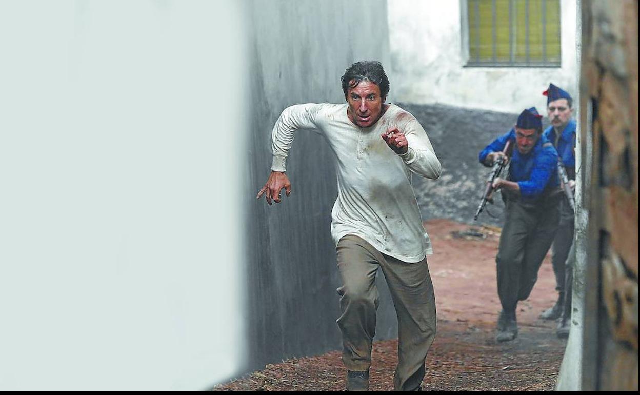 Huida. Antonio de la Torre como Higinio en su carrera hacia su casa, donde permanecerá escondido más de tres décadas, en 'La trinchera infinita'. 