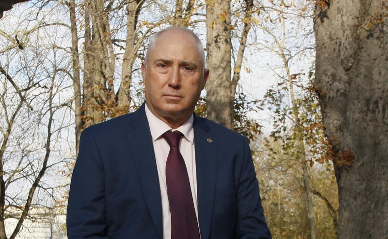 José Manuel Gil posa en el exterior del Parlamento Vasco. 