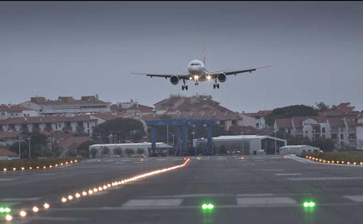 Un avión aterriza en la pista de Hondarribia. 