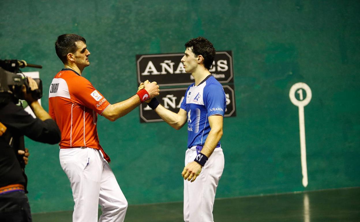 Ezkurdia y Altuna se saludan tras el partido del domingo.