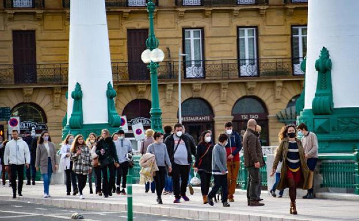 Euskadi estudia nuevas restricciones a pesar de que la curva de contagios ha girado a la baja 