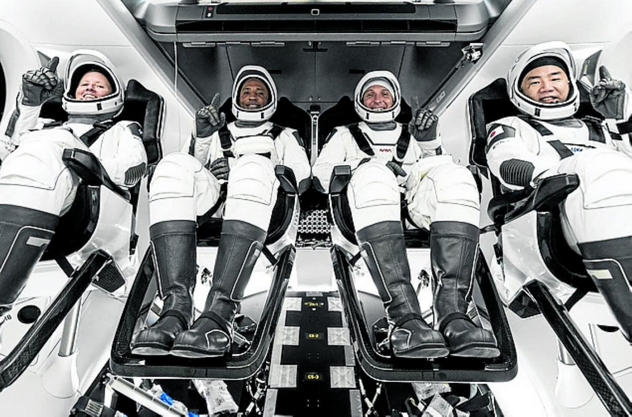 Shannon Walker, Victor Glover, Mike Hopkins y Soichi Noguchen. 