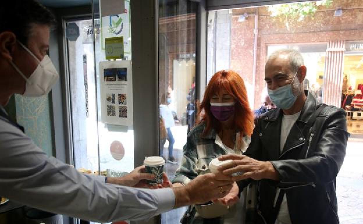 El Gobierno Vasco llama a dejar de comer y beber en la calle por el «alto riesgo de contagio»