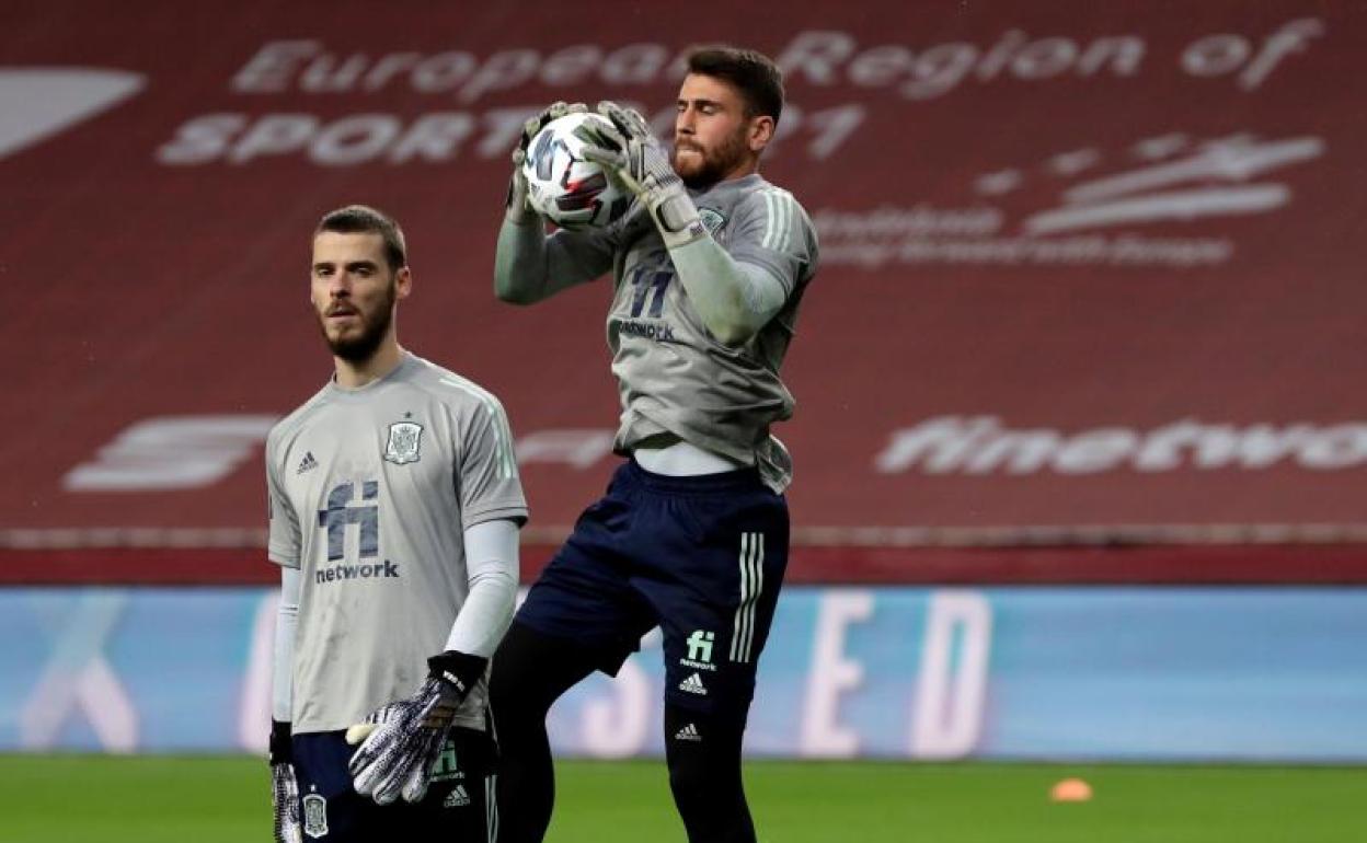 David de Gea y Unai Simón, en el calentamiento previo al partido ante Alemania. 