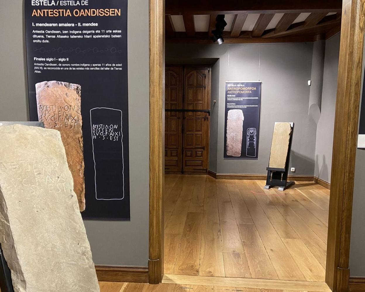 Cada estela dispone de un panel informativo, y en cuatro fechas, explicaciones del arqueólogo Eduardo Alfaro.