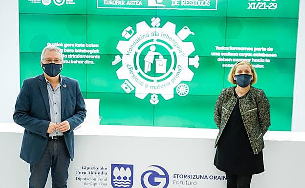 José Ignacio Asensio, diputado de Medio Ambiente, y Mónica Pedreira, directora del área, hoy en rueda de prensa.