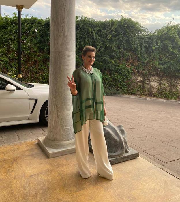 Ainhoa Arteta con blusa de Kalam y collar de María Calderara, a la venta en Kalam