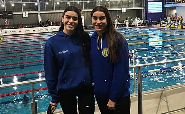 Las hermanas Ainhoa y Leire Martín en la piscina en Castellón. 