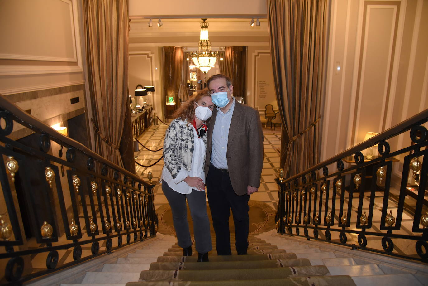 Iker y Mª Eugenia en las escaleras del hotel María Cristina.
