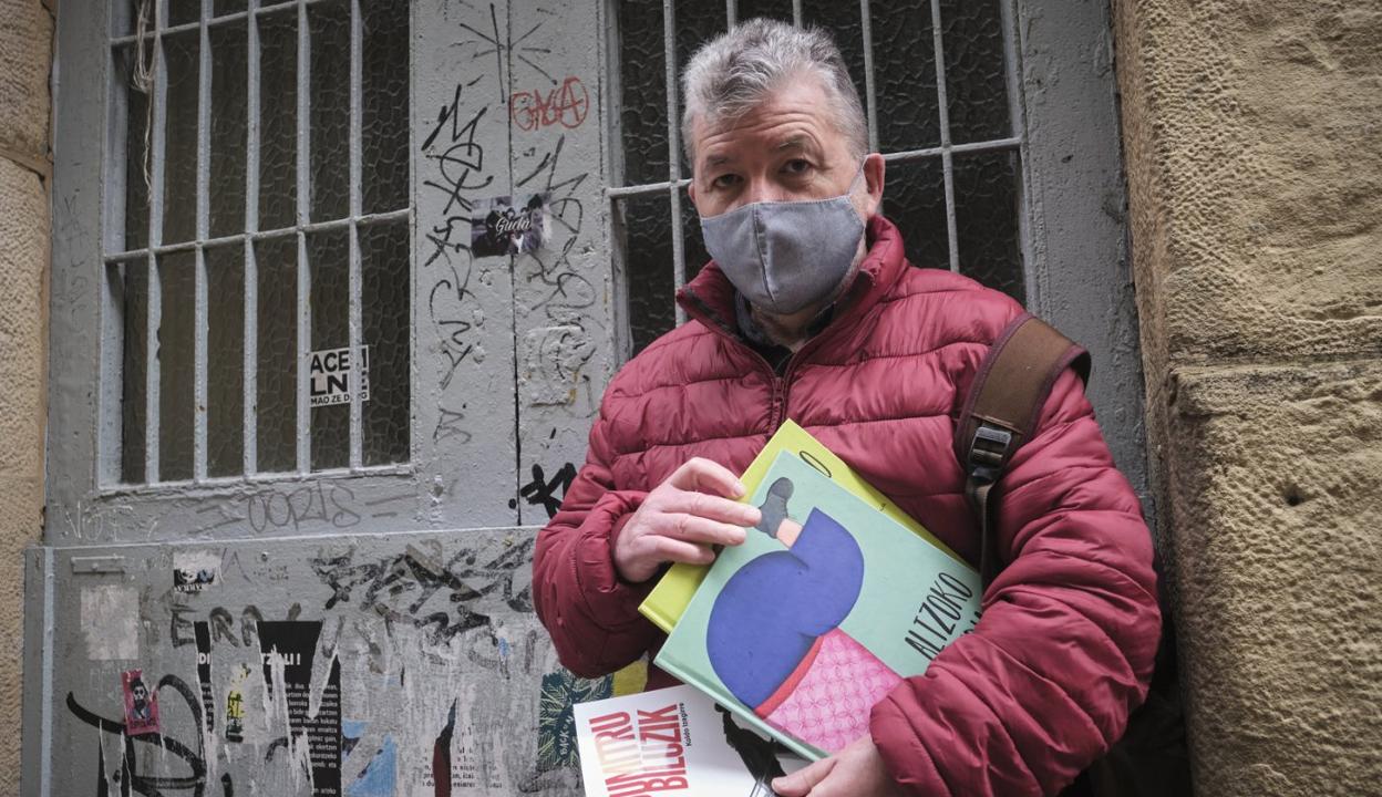 Hiru liburu aurkeztu zituen egun berean Koldo Izagirrek. Altzoko Handiaren atzeantxikia dirudiena da Dumitrurena. 