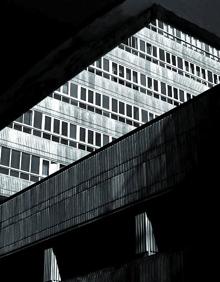 Imagen secundaria 2 - Cristina Iglesias ha elegido este muro de La Concha, Maialen Lujanbio la escalera del Cementerio de Los Ingleses y Ander Izagirre el edificio más alto de Donostia.